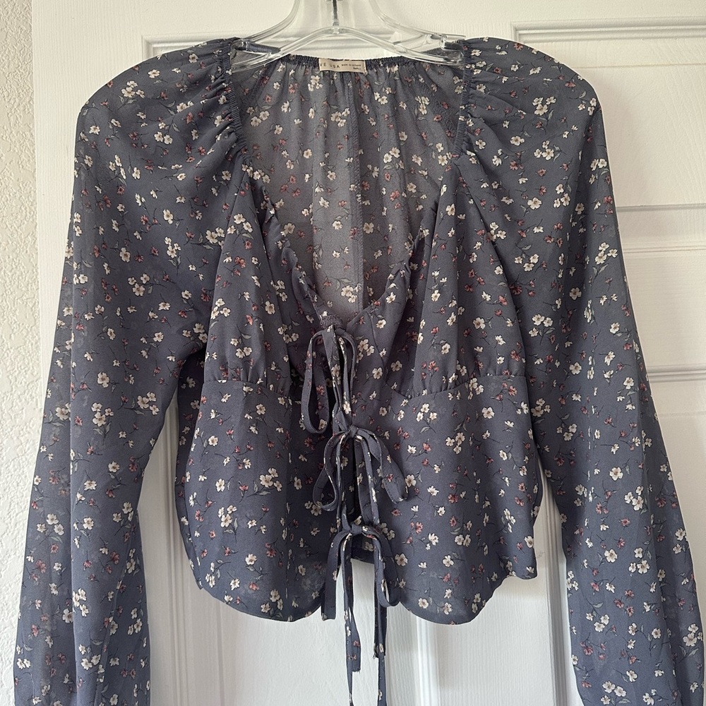 Active small tie front crop top with sleeves